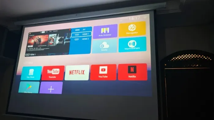 Projetor e Tela Eletrica retratil - CINEMA EM CASA