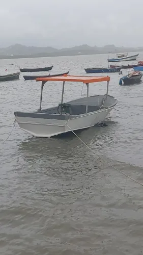 Barco de pesca e lazer 