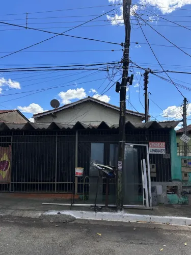 Casa com muito potencial e excelente localização. PARTICULAR