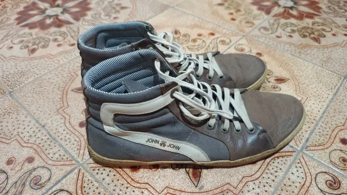 Bota Basqueteira John John pouco usada tamanho 41