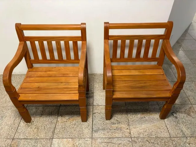 Poltronas madeira maciça