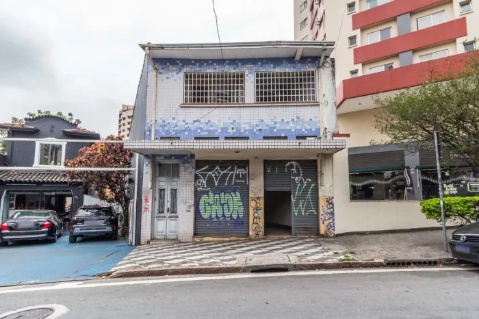 Casa comercial na Avenida Professor Alfonso Bovero, 674 171 m²