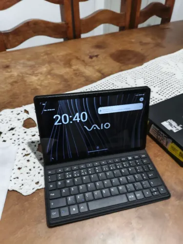 Tablet vaio preto detalhe botão de volume +quando aperta ele desliga .por. Isso está valor