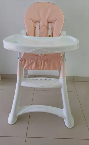 Cadeira de alimentação alta Galzerano cor salmão semi-nova