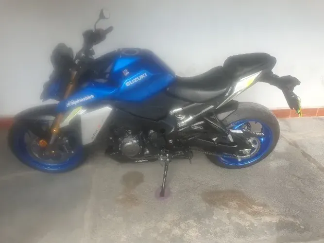 Vendo suzuki gsxs1000 2024, moto em ótimo estado de conservação.