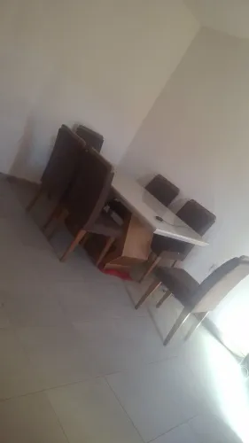 Estou vendo mesa de vidro com 6 cadeira