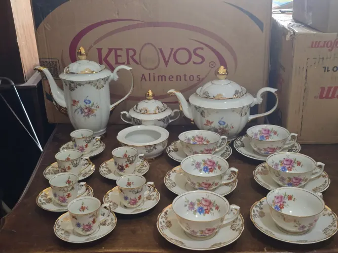 Aparelho chá e café Porcelana Real com ouro 28 peças