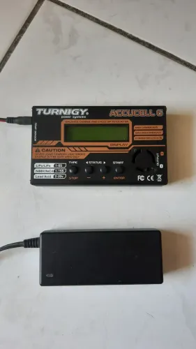 Carregador Turnigy para baterias lipo, funcionando perfeitamente, com fonte