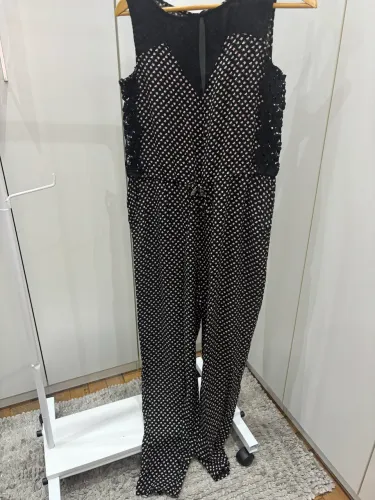Macacão preto M, renda, viscose, leveza , florido