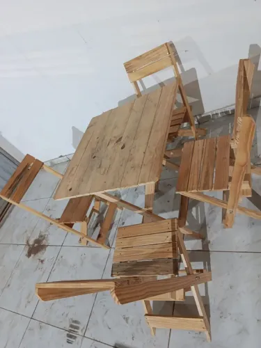 Jogo de mesa com cadeiras