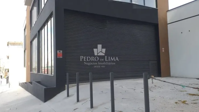 Loja nova com 300m² de esquina, pé direito duplo, Recuo de vagas, na Vila Carrão