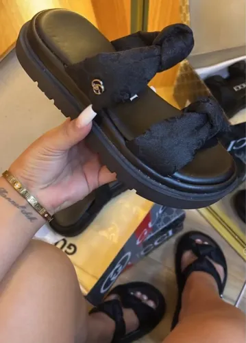SANDÁLIA DA GUCCI E LOUIS VUITTON