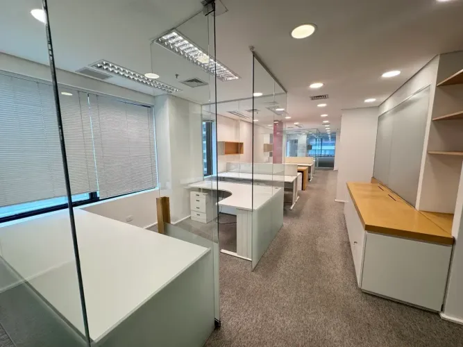 Escritório para alugar no Itaim com layout 220 m², 27 posições, 2 salas reunião, pronto p/