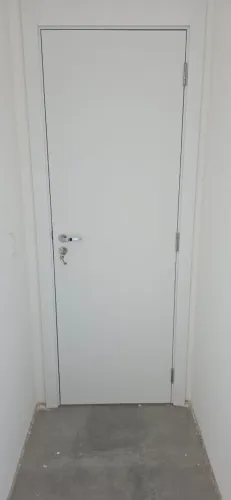 Porta em madeira laminada lisa, com pintura laca fosca na cor branca