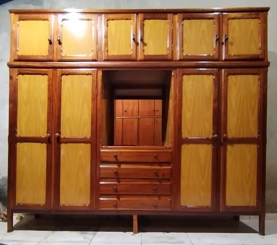 Guarda roupa de Madeira