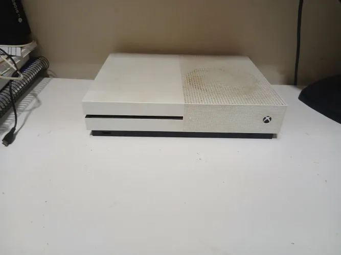Vende-se xbox one s em perfeito estado com um jogo original