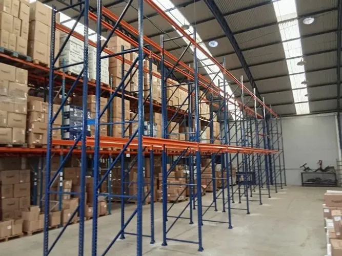 Estrutura que segura porta paletes