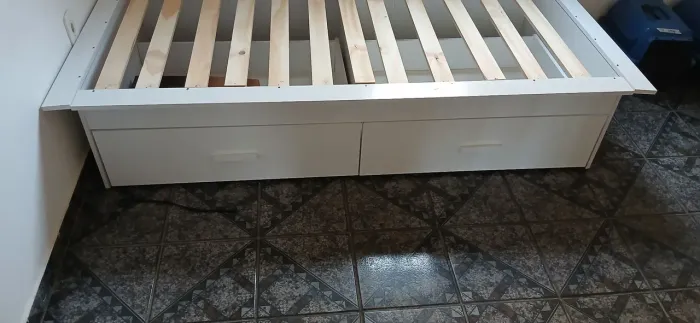 Vendo ou troco por tv, Cama de solteiro com gavetas 