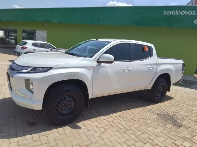 Mitsubishi L200 Tri. Outdo. GLS 2.4 CD 4X4 Die. AUT 2025