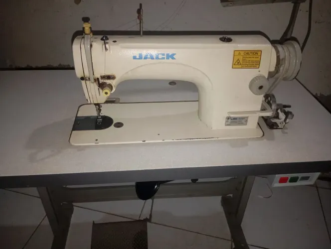 Máquina de costura Reta