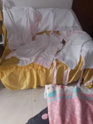 Protetor de berço e uma colcha