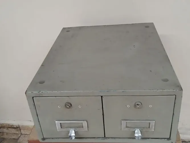 Arquivo horizontal de metal com duas gavetas