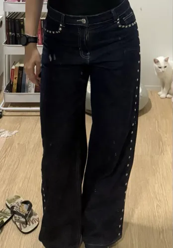Calça jeans tachas