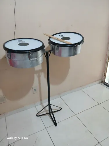 Timball completo com tripé e baquetas