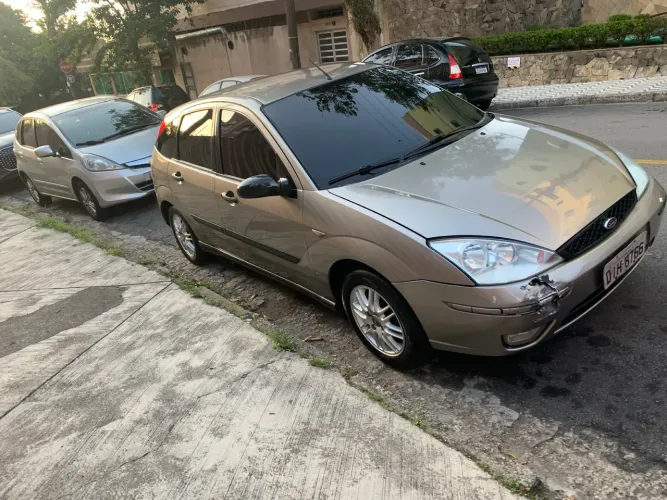 Ford Focus Sedan 1.8 16V 115cv 4P 2003