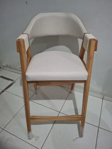 Banqueta Alta em Madeira Maciça
