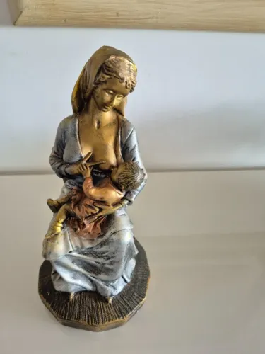 Estátua decorativa mãe amamentando