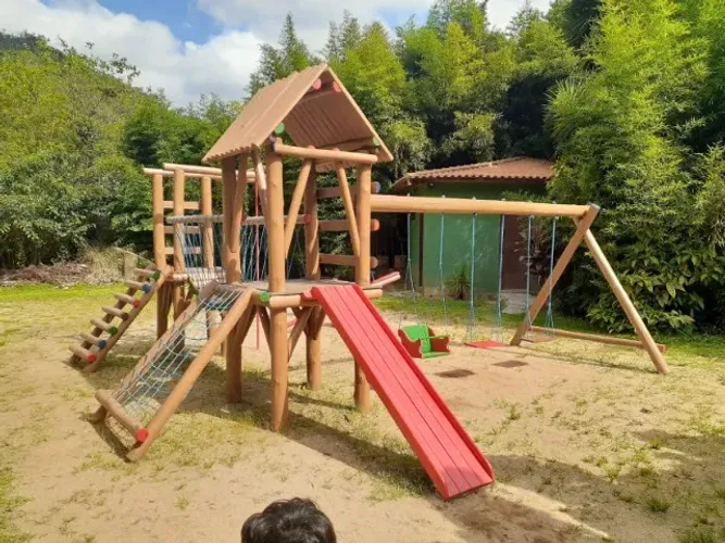 PLAYGROUNDS EM MADEIRA RUSTICA MUITO BEM ACABADA.