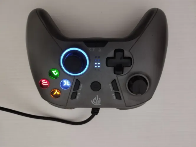 Controle EasySMX com fio em bom estado estético.