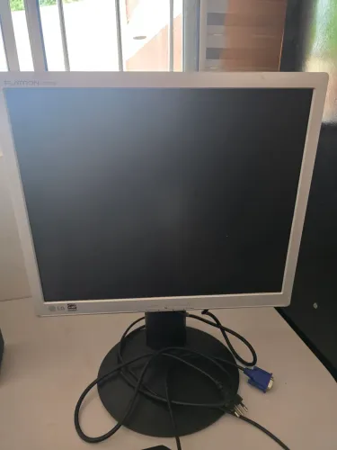 Monitor LG - pode ser usado na vertical ou horizontal
