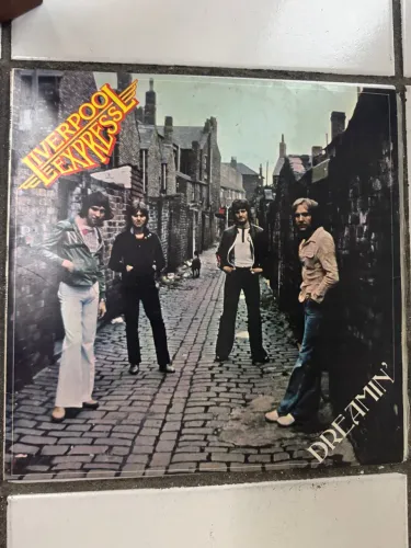 Disco vinil Dreamin'" (1978) da banda Liverpool Express