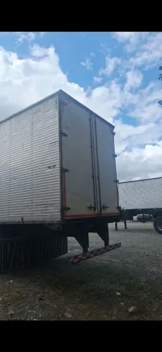 Carreta bau 28 paletes dois eixos 