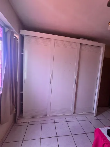 Guarda-roupa com avarias.