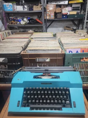 Vendo máquina de escrever mecânica portátil Remington 33.