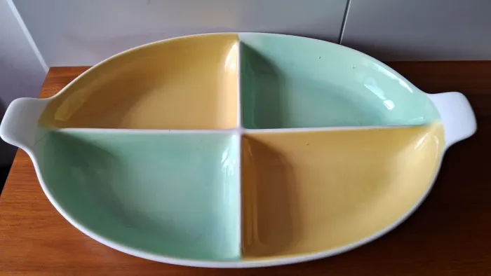 Belíssima grande bandeja/petisqueira, em porcelana com 4 repartições.Duas repartições 
