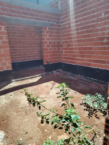 Terreno com contrução ponto de laje