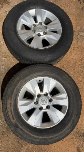 Roda 17 hilux 2017 com pneus e otimo estado.