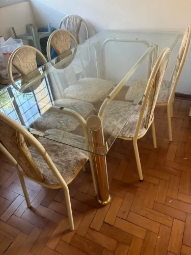 Mesa com tampo de vidro com seis cadeiras
