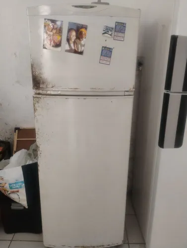 Geladeira usada e antiga