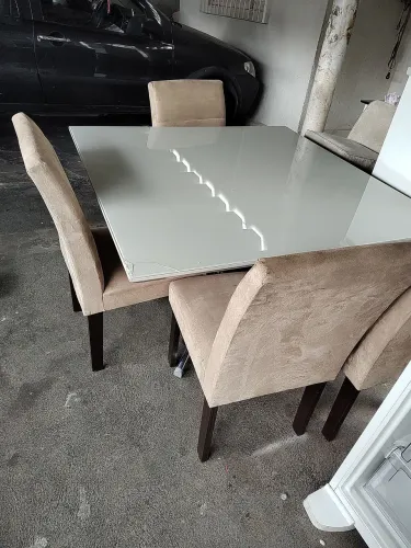 Mesa com 4 cadeiras 