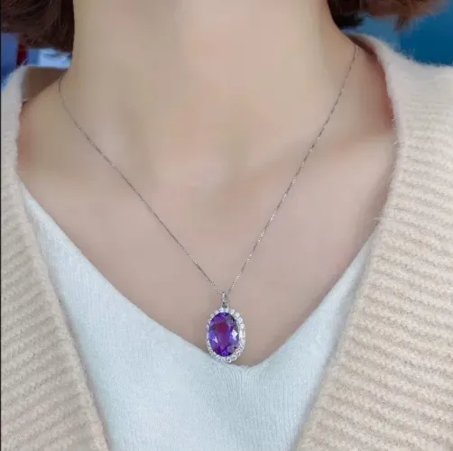 Colar com pingente roxo