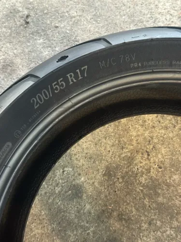 Pneu 200 55 17 Michelin moto