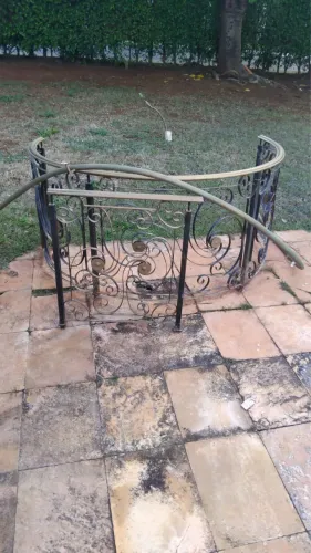 Parapeito, porta e corrimão para escada caracol