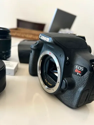 Canon T5i + lente 18-55mm + 50mm