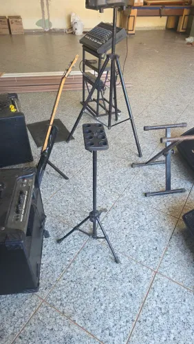 Cubo de baixo e guitarra caixa amplificada, messa de som e retorno