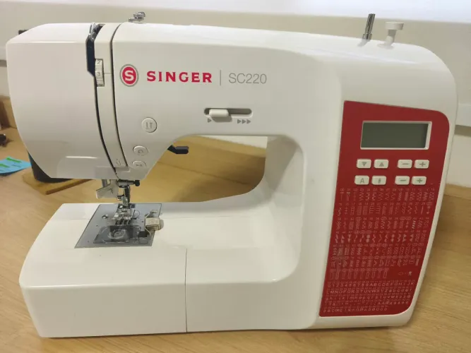 Máquina de costura reta Singer Semi Industrial SC220-RD portátil